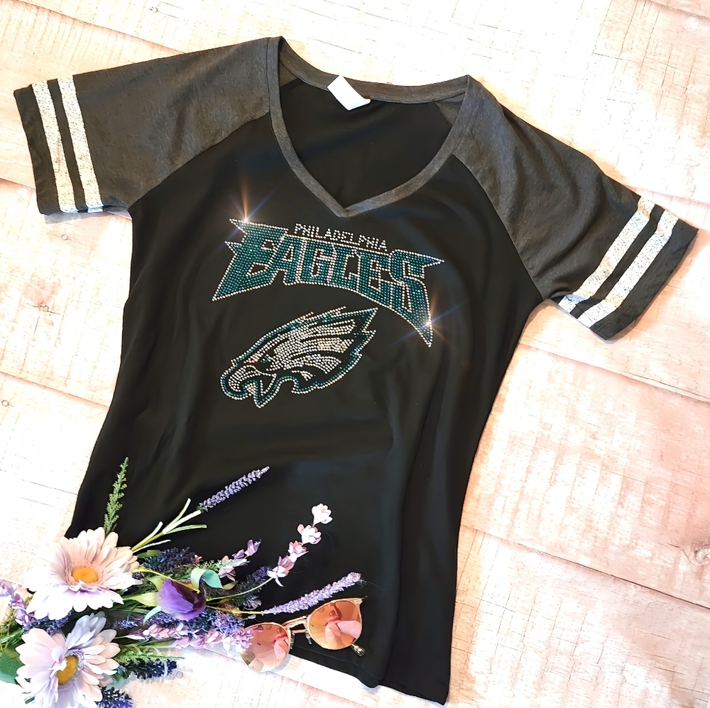 New Philadelphia Eagles Women's V-Neck Relaxed T-shirt all sizes - Picture 2 of 4